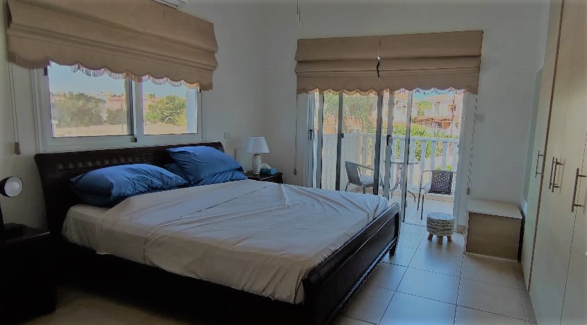 Double bedroom and balcony